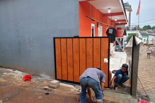 dua orang teknisi memasang pagar woodplank di siis rumah di bsd tangerang selatan bengkel las sinar rahayu 3